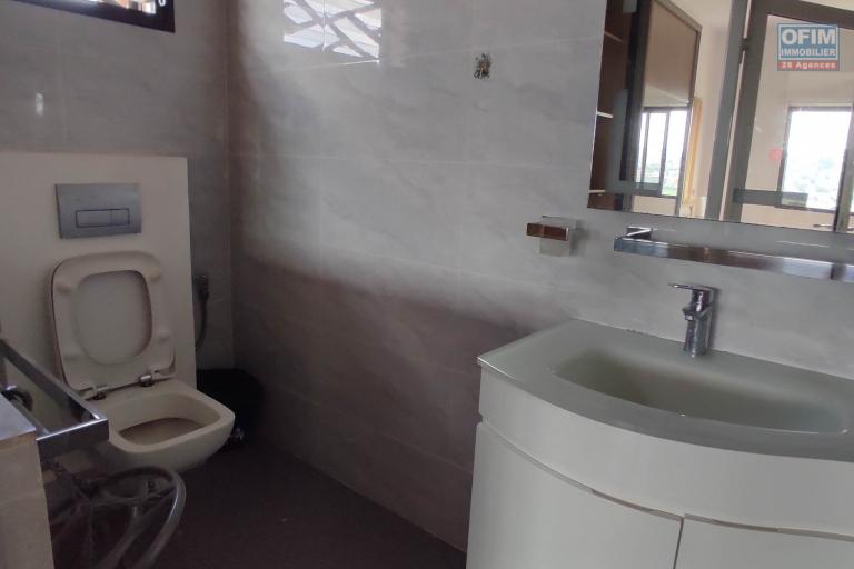 A LOUER Une maison F6 meublée et équipée avec piscine  et belle vue à Amoronakona By pass:  034 02 218 69