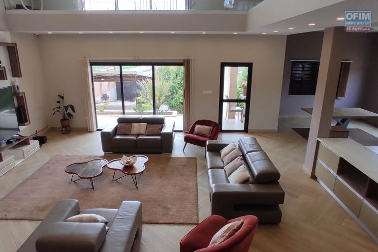 A LOUER Une maison F6 meublée et équipée avec piscine  et belle vue à Amoronakona By pass:  034 02 218 69