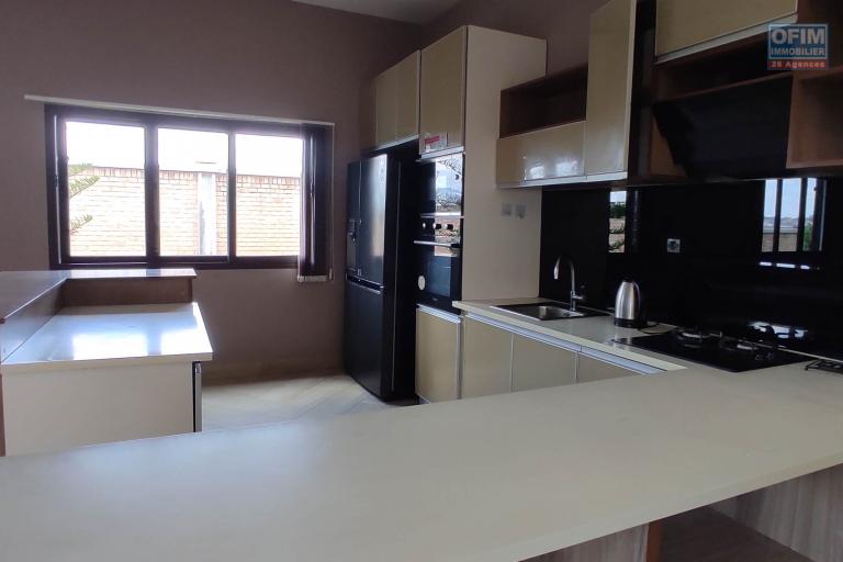 A LOUER Une maison F6 meublée et équipée avec piscine  et belle vue à Amoronakona By pass:  034 02 218 69