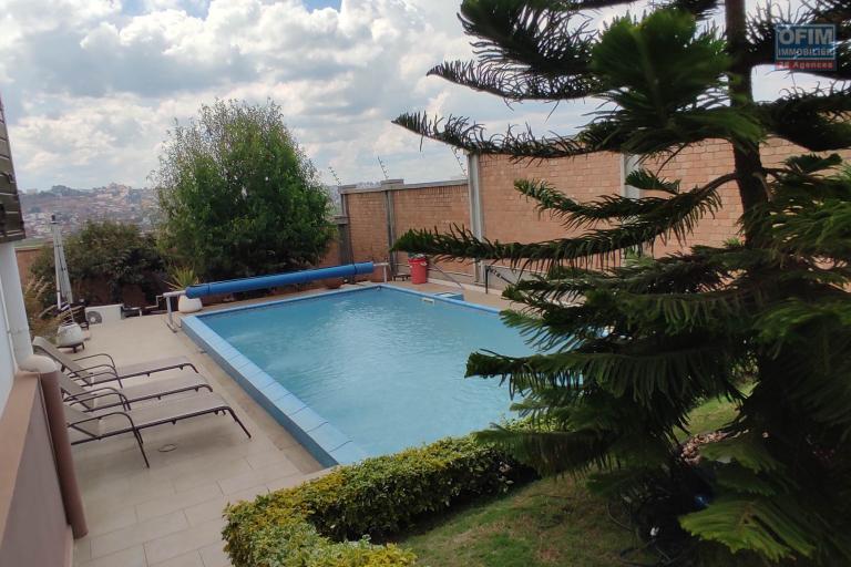 A LOUER Une maison F6 meublée et équipée avec piscine  et belle vue à Amoronakona By pass:  034 02 218 69