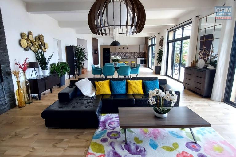 A louer, villa F5 de haut standing avec piscine sur Ambatobe ( contact 0341654755)