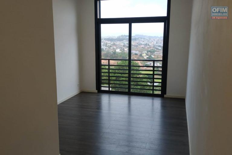 A louer, villa F5 de haut standing avec piscine sur Ambatobe ( contact)