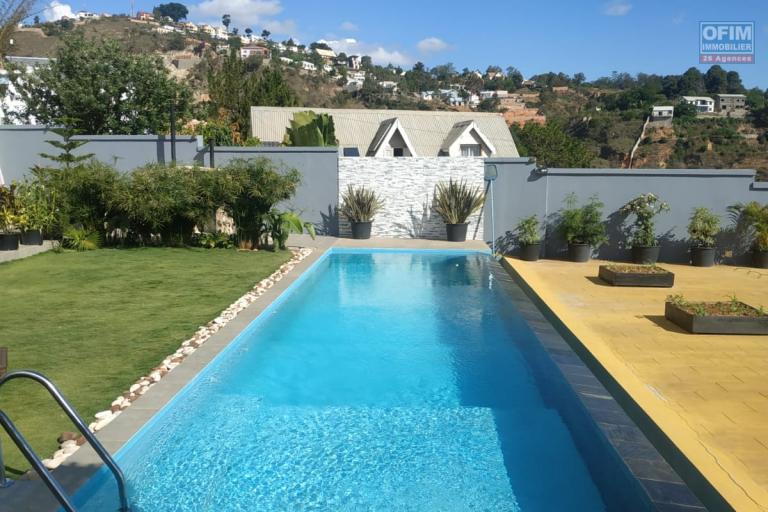 A louer, villa F5 de haut standing avec piscine sur Ambatobe ( contact 0341654755)