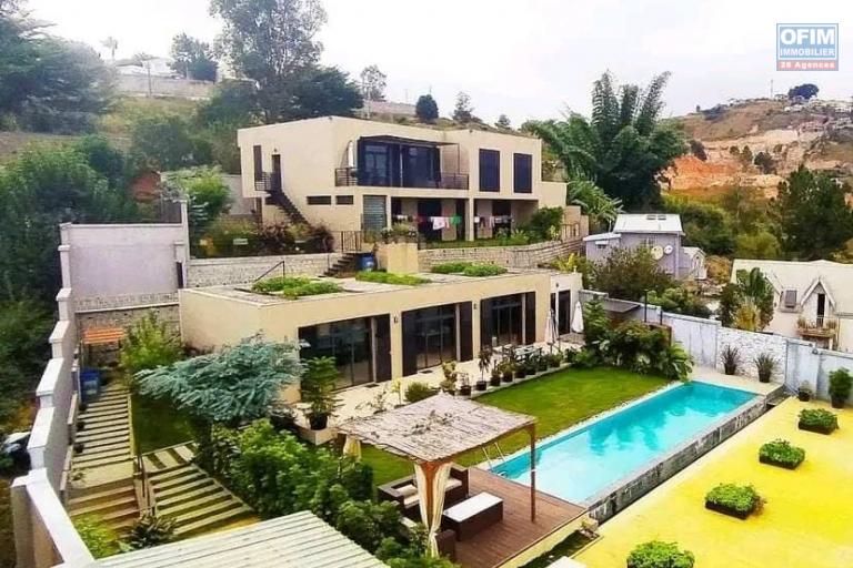 A louer, villa F5 de haut standing avec piscine sur Ambatobe ( contact 0341654755)