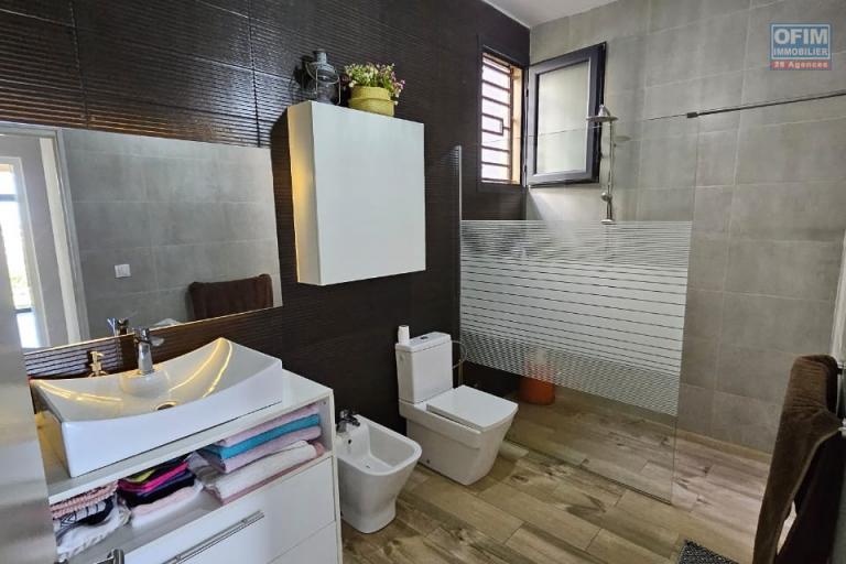 A louer, villa F5 de haut standing avec piscine sur Ambatobe ( contact 0341654755)