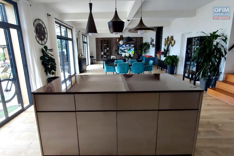 A louer, villa F5 de haut standing avec piscine sur Ambatobe ( contact 0341654755)