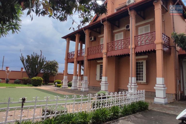 A LOUER une belle propriété de 1500m2 avec grande villa de type F8  en plein centre ville a ankadifotsy ambatomitsangana contact Francia 034 02 218 69