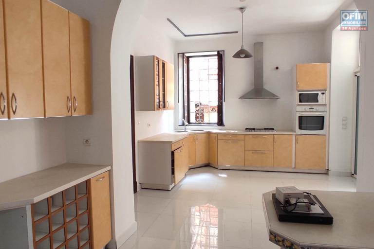 A LOUER une belle propriété de 1500m2 avec grande villa de type F8  en plein centre ville a ankadifotsy ambatomitsangana contact Francia 034 02 218 69