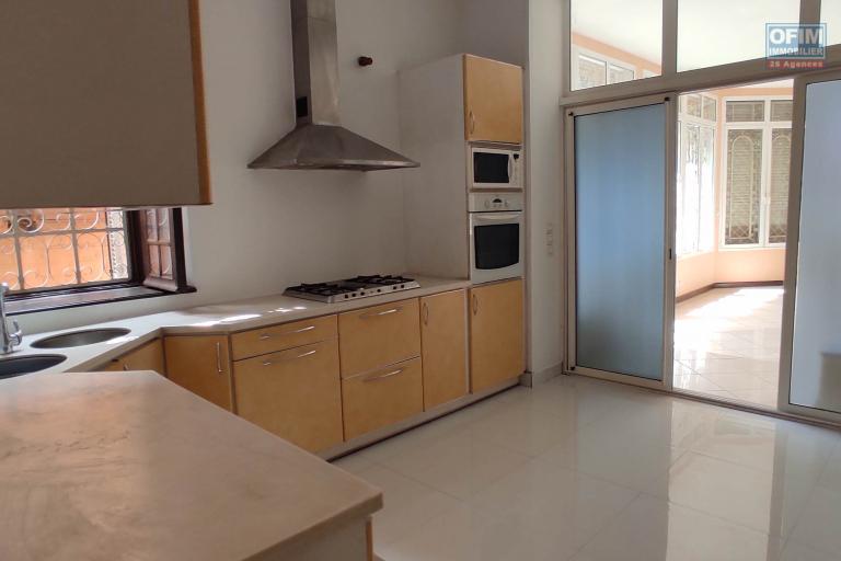 A LOUER une belle propri&eacute;t&eacute; de 1500m2 avec grande villa de type F8  en plein centre ville a ankadifotsy ambatomitsangana contact Francia