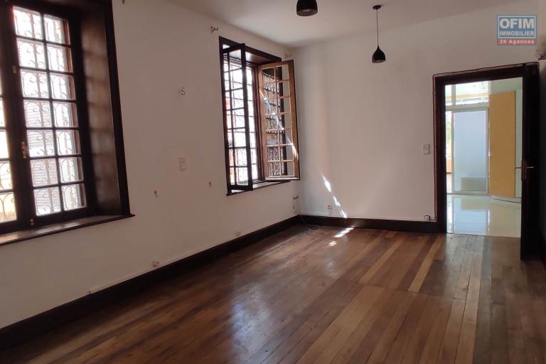 A LOUER une belle propri&eacute;t&eacute; de 1500m2 avec grande villa de type F8  en plein centre ville a ankadifotsy ambatomitsangana contact Francia