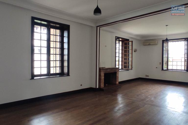 A LOUER une belle propriété de 1500m2 avec grande villa de type F8  en plein centre ville a ankadifotsy ambatomitsangana contact Francia 034 02 218 69