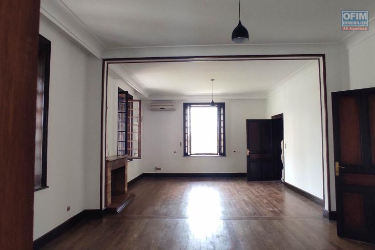 A LOUER une belle propri&eacute;t&eacute; de 1500m2 avec grande villa de type F8  en plein centre ville a ankadifotsy ambatomitsangana contact Francia