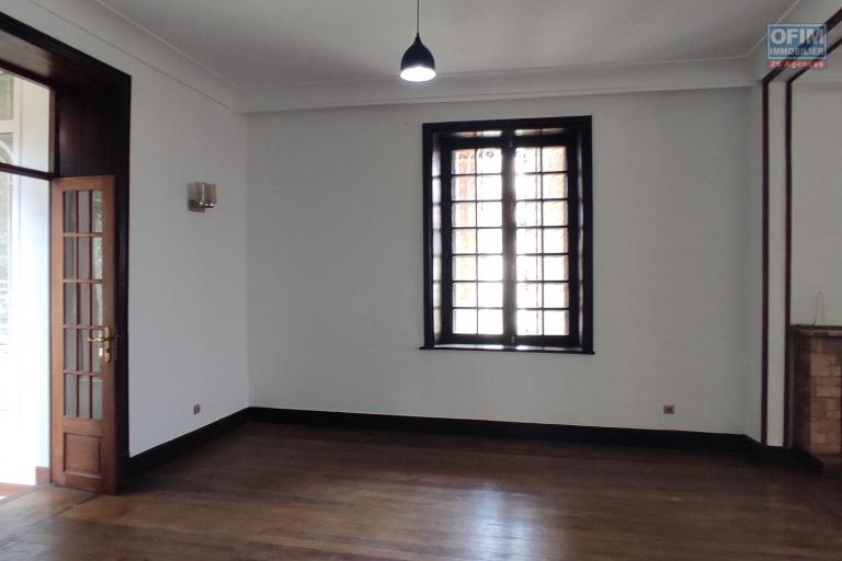 A LOUER une belle propriété de 1500m2 avec grande villa de type F8  en plein centre ville a ankadifotsy ambatomitsangana contact Francia 034 02 218 69