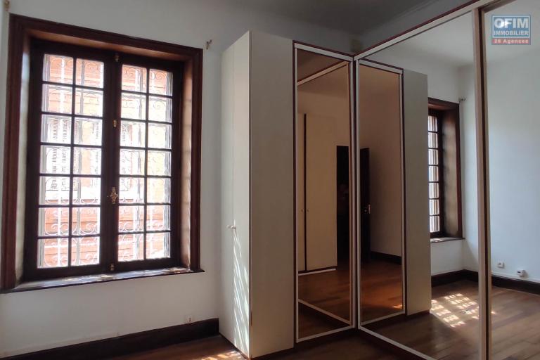 A LOUER une belle propri&eacute;t&eacute; de 1500m2 avec grande villa de type F8  en plein centre ville a ankadifotsy ambatomitsangana contact Francia