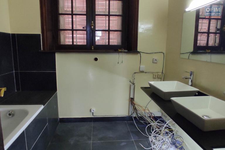 A LOUER une belle propriété de 1500m2 avec grande villa de type F8  en plein centre ville a ankadifotsy ambatomitsangana contact Francia 034 02 218 69