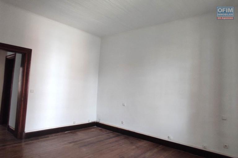 A LOUER une belle propriété de 1500m2 avec grande villa de type F8  en plein centre ville a ankadifotsy ambatomitsangana contact Francia 034 02 218 69