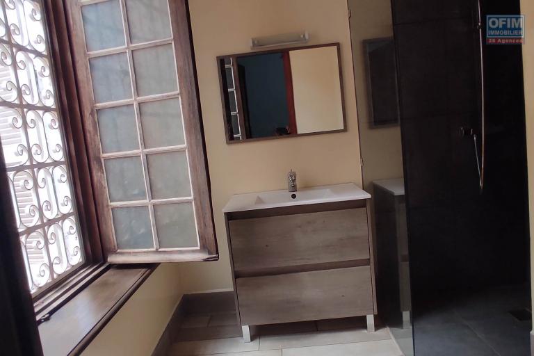 A LOUER une belle propri&eacute;t&eacute; de 1500m2 avec grande villa de type F8  en plein centre ville a ankadifotsy ambatomitsangana contact Francia