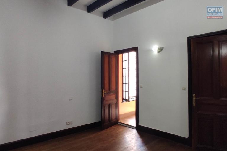 A LOUER une belle propriété de 1500m2 avec grande villa de type F8  en plein centre ville a ankadifotsy ambatomitsangana contact Francia 034 02 218 69