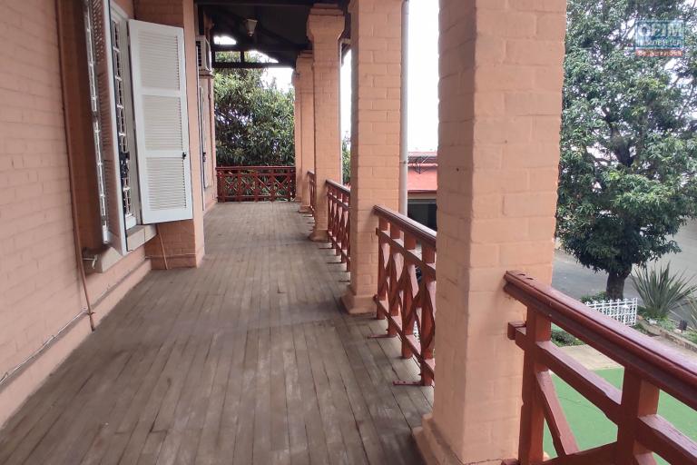 A LOUER une belle propri&eacute;t&eacute; de 1500m2 avec grande villa de type F8  en plein centre ville a ankadifotsy ambatomitsangana contact Francia