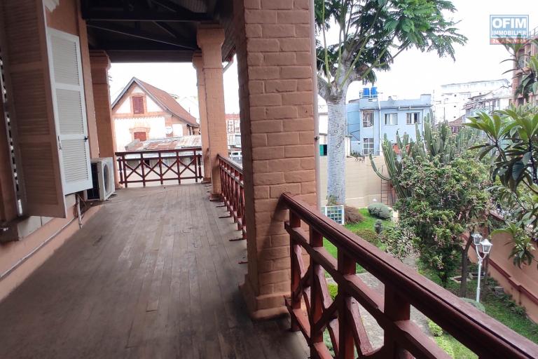 A LOUER une belle propri&eacute;t&eacute; de 1500m2 avec grande villa de type F8  en plein centre ville a ankadifotsy ambatomitsangana contact Francia