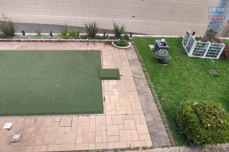 A LOUER une belle propri&eacute;t&eacute; de 1500m2 avec grande villa de type F8  en plein centre ville a ankadifotsy ambatomitsangana contact Francia