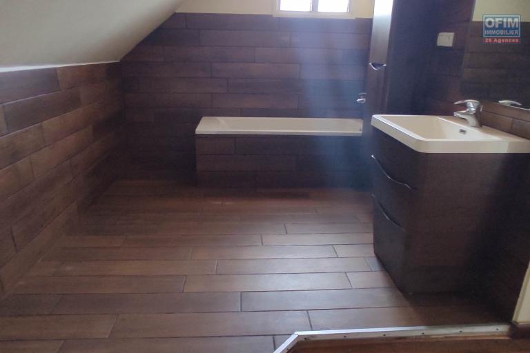 A LOUER une belle propri&eacute;t&eacute; de 1500m2 avec grande villa de type F8  en plein centre ville a ankadifotsy ambatomitsangana contact Francia