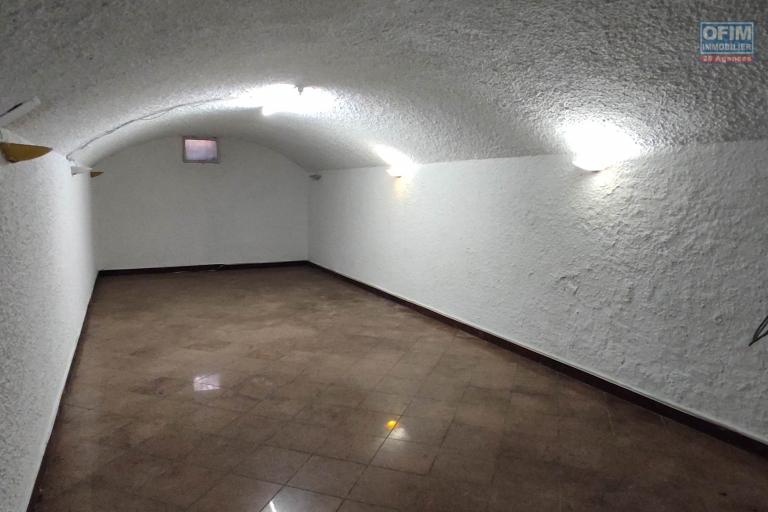 A LOUER une belle propriété de 1500m2 avec grande villa de type F8  en plein centre ville a ankadifotsy ambatomitsangana contact Francia 034 02 218 69