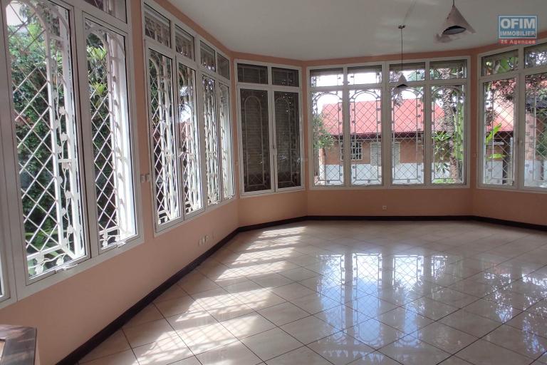 A LOUER une belle propriété de 1500m2 avec grande villa de type F8  en plein centre ville a ankadifotsy ambatomitsangana contact Francia 034 02 218 69