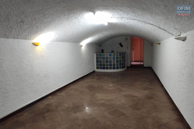 A LOUER une belle propri&eacute;t&eacute; de 1500m2 avec grande villa de type F8  en plein centre ville a ankadifotsy ambatomitsangana contact Francia