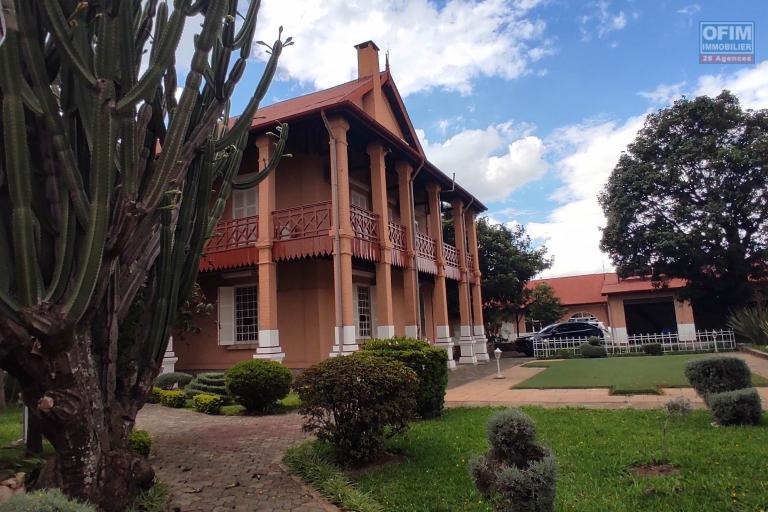 A LOUER une belle propriété de 1500m2 avec grande villa de type F8  en plein centre ville a ankadifotsy ambatomitsangana contact Francia 034 02 218 69