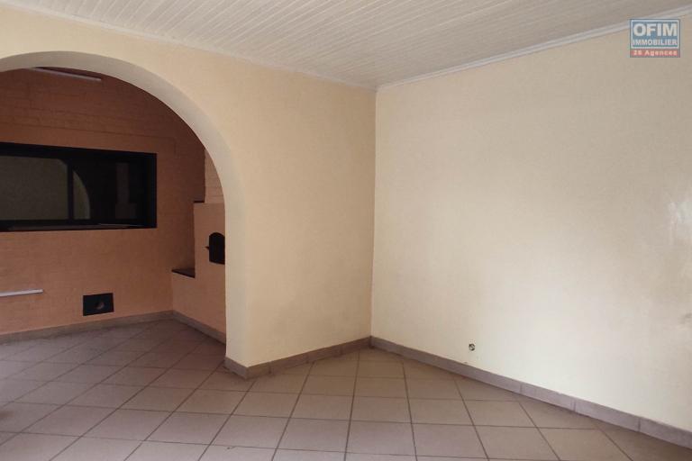 A LOUER une belle propriété de 1500m2 avec grande villa de type F8  en plein centre ville a ankadifotsy ambatomitsangana contact Francia 034 02 218 69