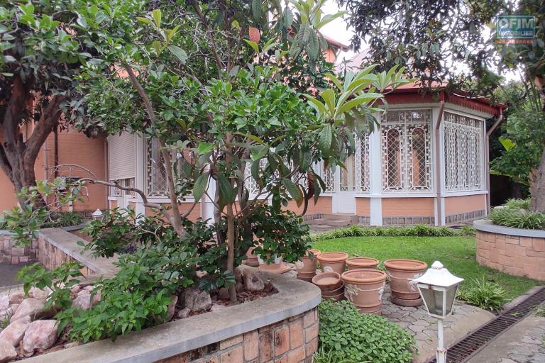 A LOUER une belle propriété de 1500m2 avec grande villa de type F8  en plein centre ville a ankadifotsy ambatomitsangana contact Francia 034 02 218 69