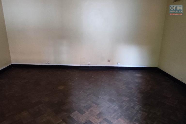 A LOUER une belle propriété de 1500m2 avec grande villa de type F8  en plein centre ville a ankadifotsy ambatomitsangana contact Francia 034 02 218 69