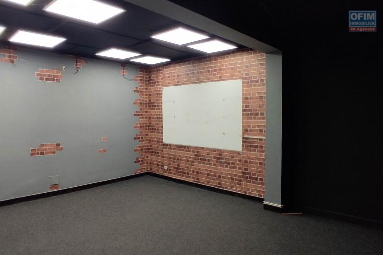 A LOUER une belle propri&eacute;t&eacute; de 1500m2 avec grande villa de type F8  en plein centre ville a ankadifotsy ambatomitsangana contact Francia