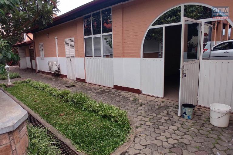 A LOUER une belle propriété de 1500m2 avec grande villa de type F8  en plein centre ville a ankadifotsy ambatomitsangana contact Francia 034 02 218 69