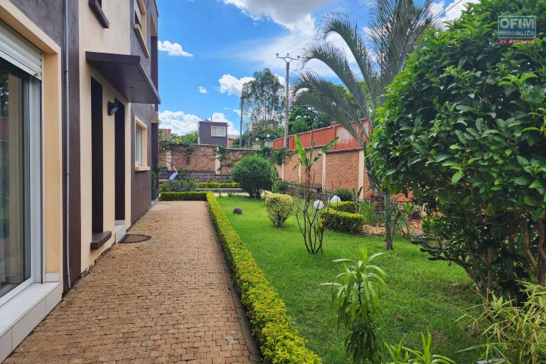 En location villa meubl&eacute;e de standing type F6 avec piscine &agrave; 5 minutes de l'a&eacute;roport Ivato. Contact rapide Mr Jacky 034 02 443 04. NON DISPONIBLE
