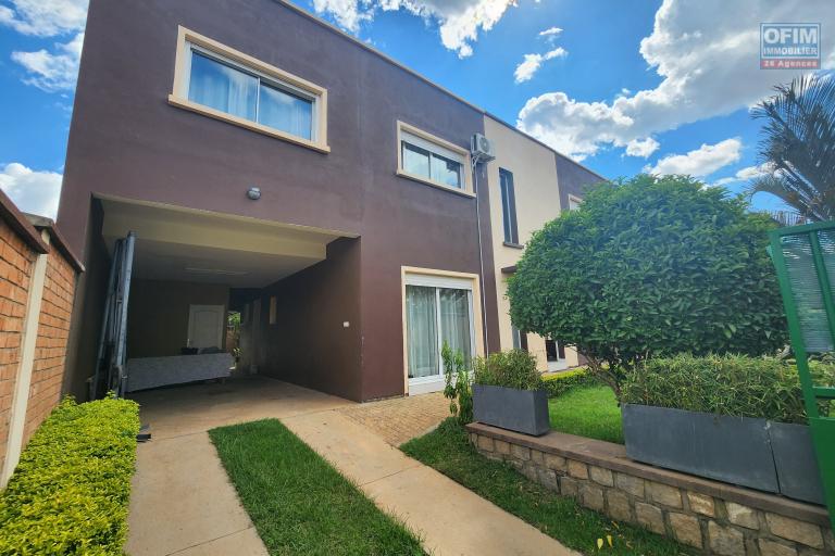 En location villa meubl&eacute;e de standing type F6 avec piscine &agrave; 5 minutes de l'a&eacute;roport Ivato. Contact rapide Mr Jacky 034 02 443 04. NON DISPONIBLE