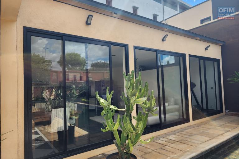 En location villa meublée de standing type F6 avec piscine à 5 minutes de l'aéroport Ivato. Contact rapide Mr Jacky. NON DISPONIBLE