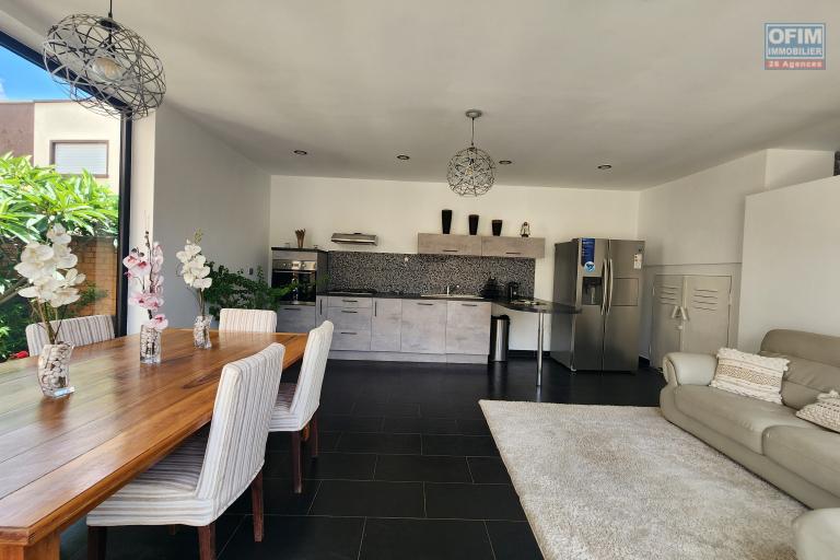 En location villa meublée de standing type F6 avec piscine à 5 minutes de l'aéroport Ivato. Contact rapide Mr Jacky 034 02 443 04