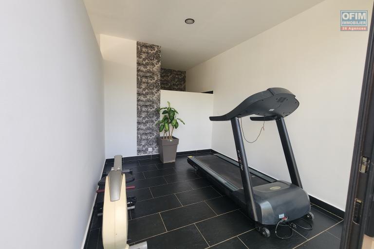 En location villa meublée de standing type F6 avec piscine à 5 minutes de l'aéroport Ivato. Contact rapide Mr Jacky. NON DISPONIBLE