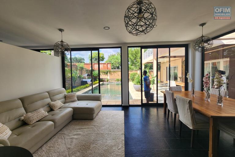 En location villa meubl&eacute;e de standing type F6 avec piscine &agrave; 5 minutes de l'a&eacute;roport Ivato. Contact rapide Mr Jacky 034 02 443 04. NON DISPONIBLE