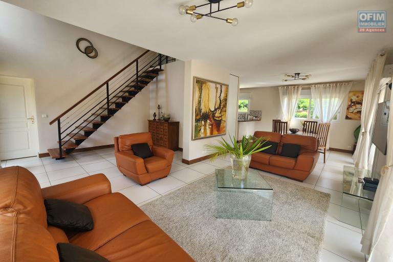 En location villa meublée de standing type F6 avec piscine à 5 minutes de l'aéroport Ivato. Contact rapide Mr Jacky 034 02 443 04