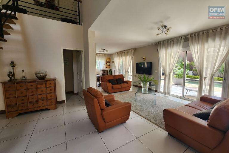 En location villa meublée de standing type F6 avec piscine à 5 minutes de l'aéroport Ivato. Contact rapide Mr Jacky. NON DISPONIBLE