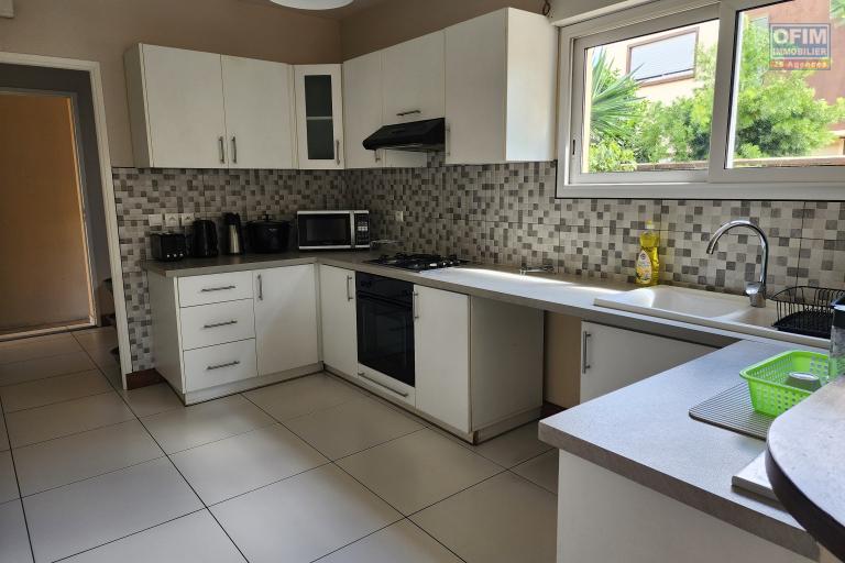 En location villa meublée de standing type F6 avec piscine à 5 minutes de l'aéroport Ivato. Contact rapide Mr Jacky 034 02 443 04