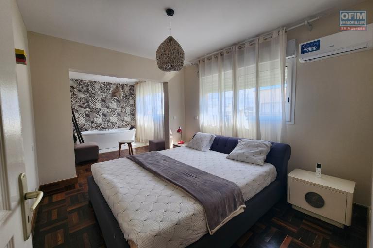 En location villa meublée de standing type F6 avec piscine à 5 minutes de l'aéroport Ivato. Contact rapide Mr Jacky 034 02 443 04