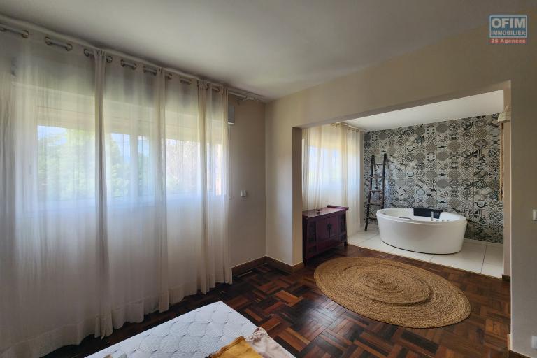 En location villa meubl&eacute;e de standing type F6 avec piscine &agrave; 5 minutes de l'a&eacute;roport Ivato. Contact rapide Mr Jacky 034 02 443 04. NON DISPONIBLE