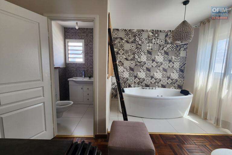 En location villa meubl&eacute;e de standing type F6 avec piscine &agrave; 5 minutes de l'a&eacute;roport Ivato. Contact rapide Mr Jacky 034 02 443 04. NON DISPONIBLE