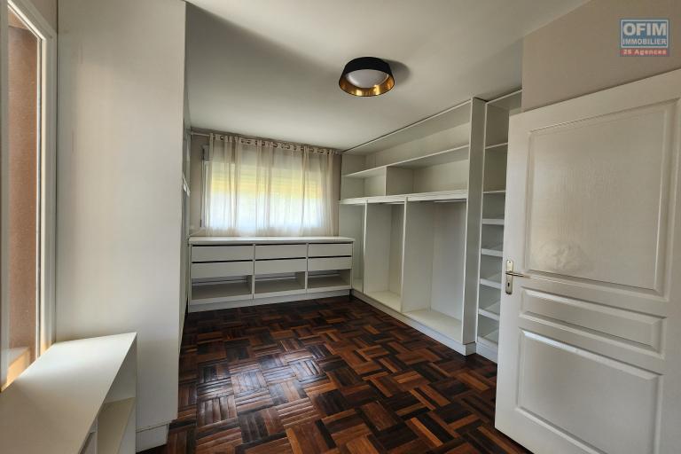 En location villa meubl&eacute;e de standing type F6 avec piscine &agrave; 5 minutes de l'a&eacute;roport Ivato. Contact rapide Mr Jacky 034 02 443 04. NON DISPONIBLE