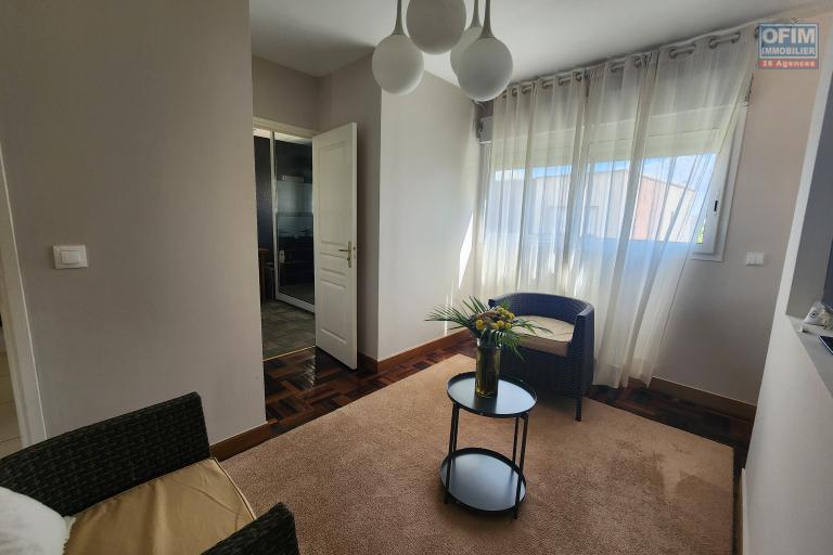 En location villa meublée de standing type F6 avec piscine à 5 minutes de l'aéroport Ivato. Contact rapide Mr Jacky 034 02 443 04