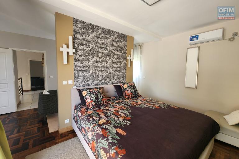 En location villa meubl&eacute;e de standing type F6 avec piscine &agrave; 5 minutes de l'a&eacute;roport Ivato. Contact rapide Mr Jacky 034 02 443 04. NON DISPONIBLE